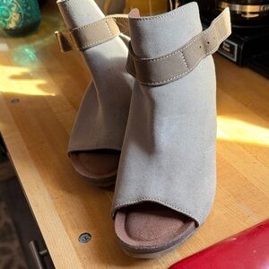 Chic Gray Open-Toe Mules with Strap